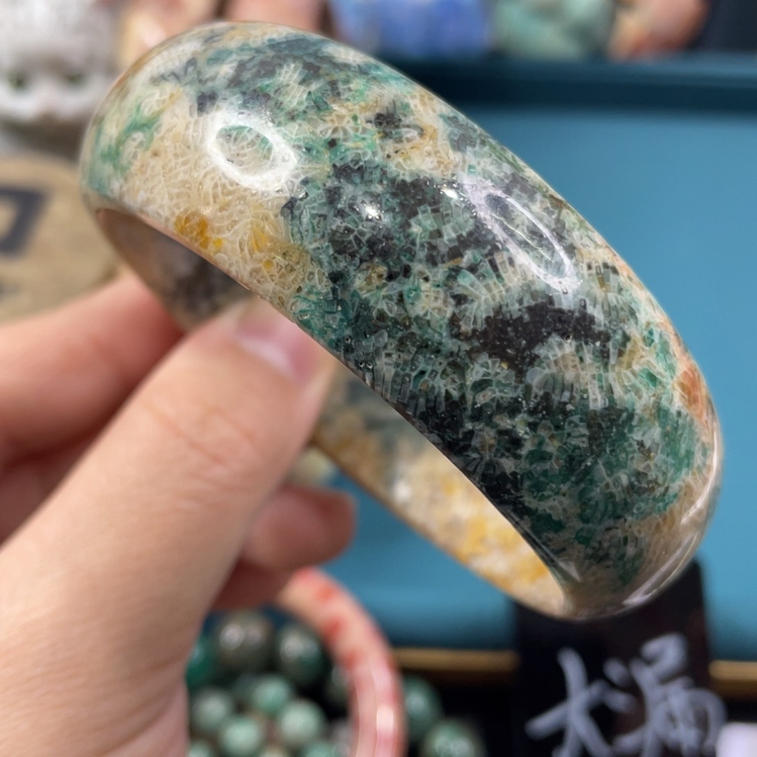 未镶嵌手镯硅化玉