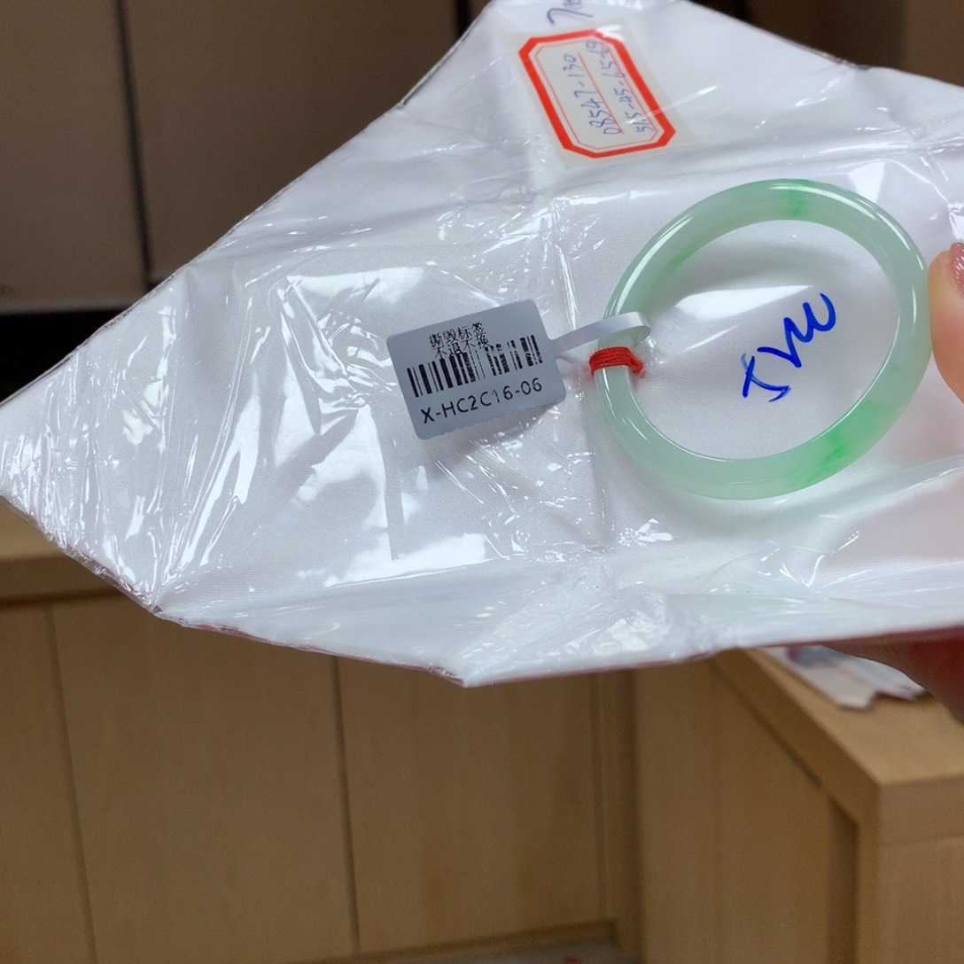 翡翠手镯未镶嵌不退不换