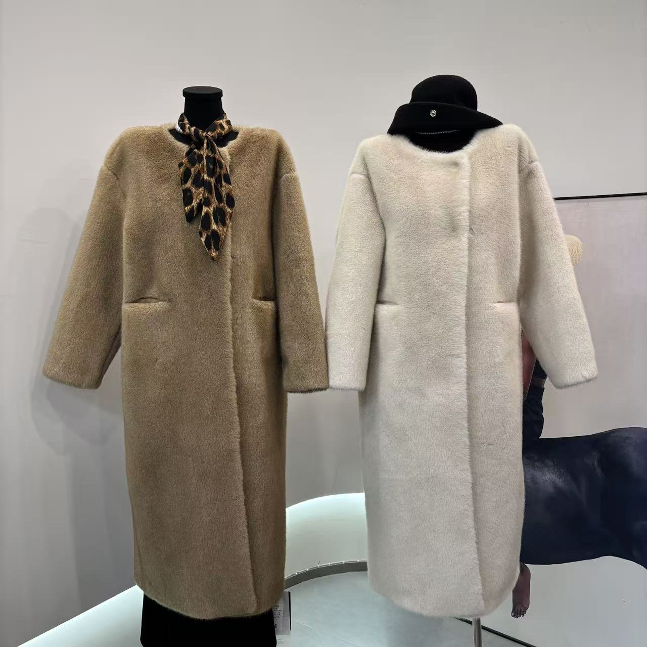 圆领简约设计长款毛毛外套