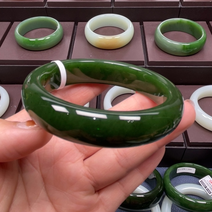 和田玉未镶嵌手镯