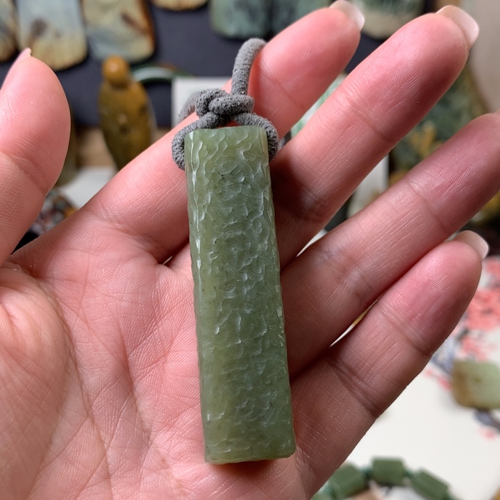 透闪石质玉挂件未镶嵌