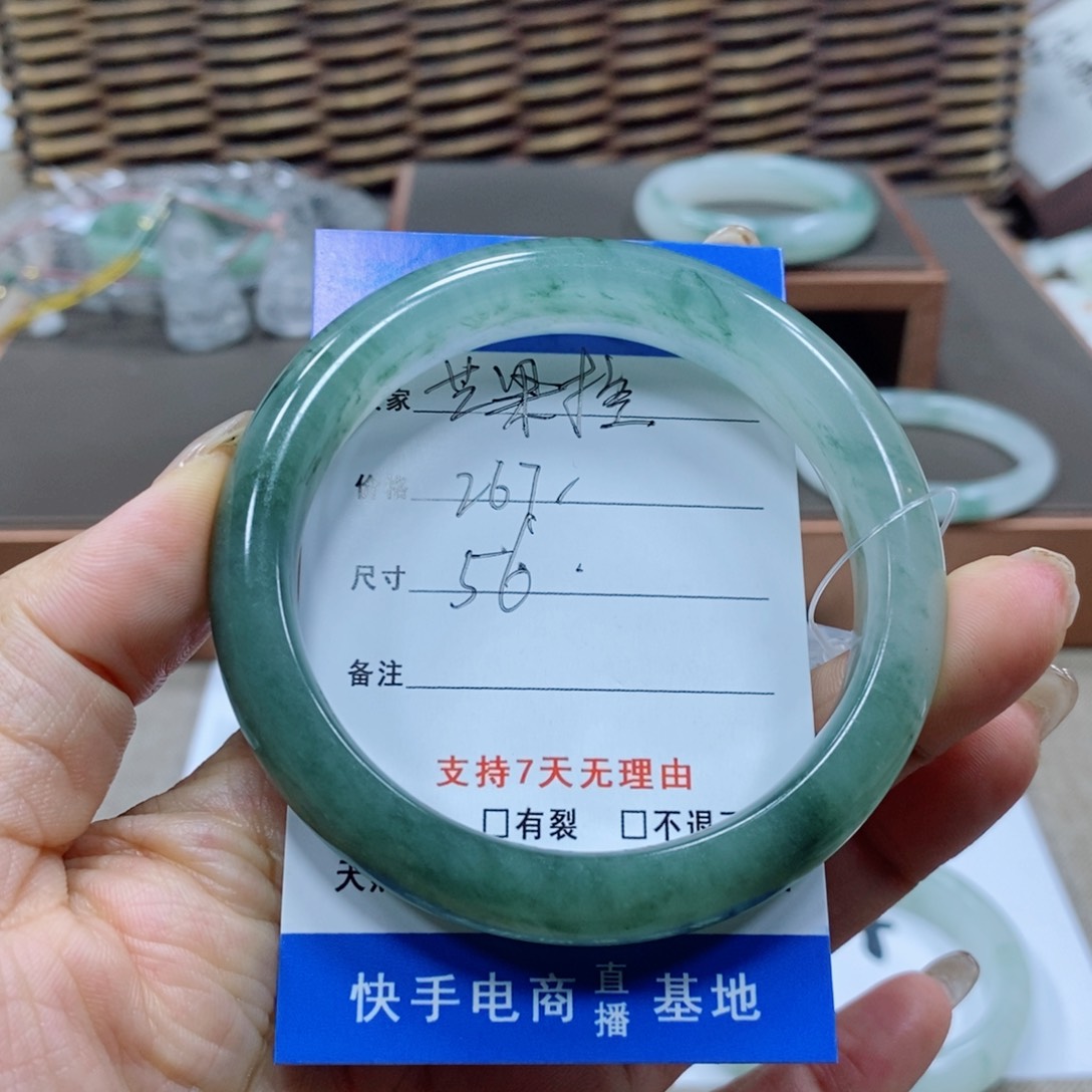 芒***控石英岩玉手镯未镶嵌