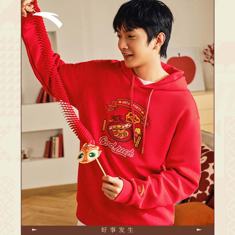 安踏好事发生丨新年款红色连帽卫衣男女休闲套头衫上衣152518725S