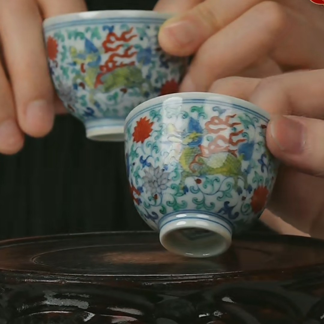 M斗彩瑞兽穿花纹对杯