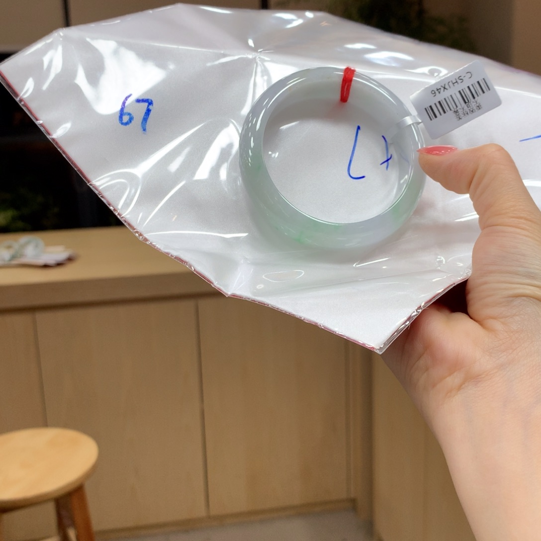 翡翠手镯未镶嵌不退不换