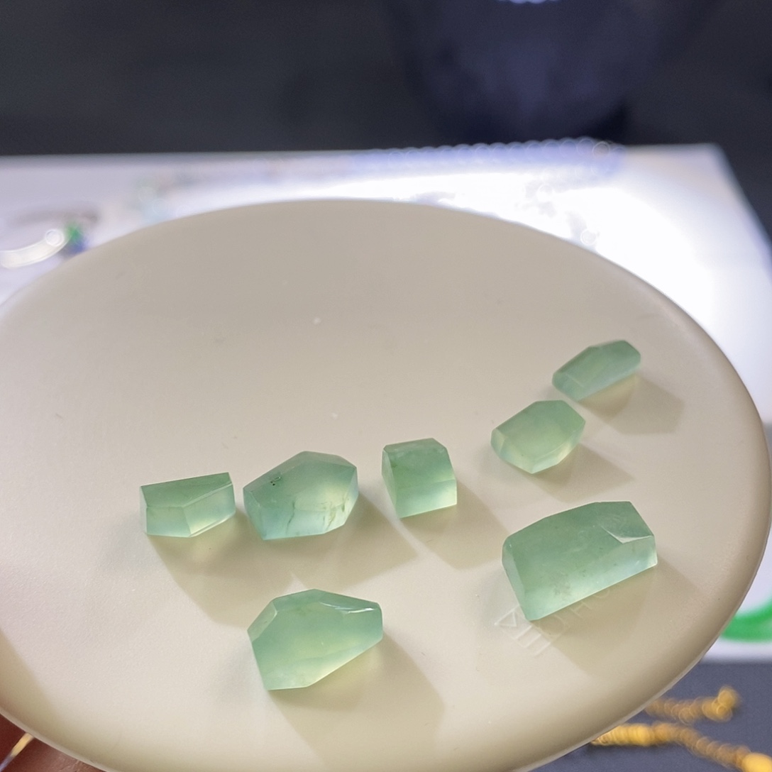 翡翠未镶嵌挂件一手裸石