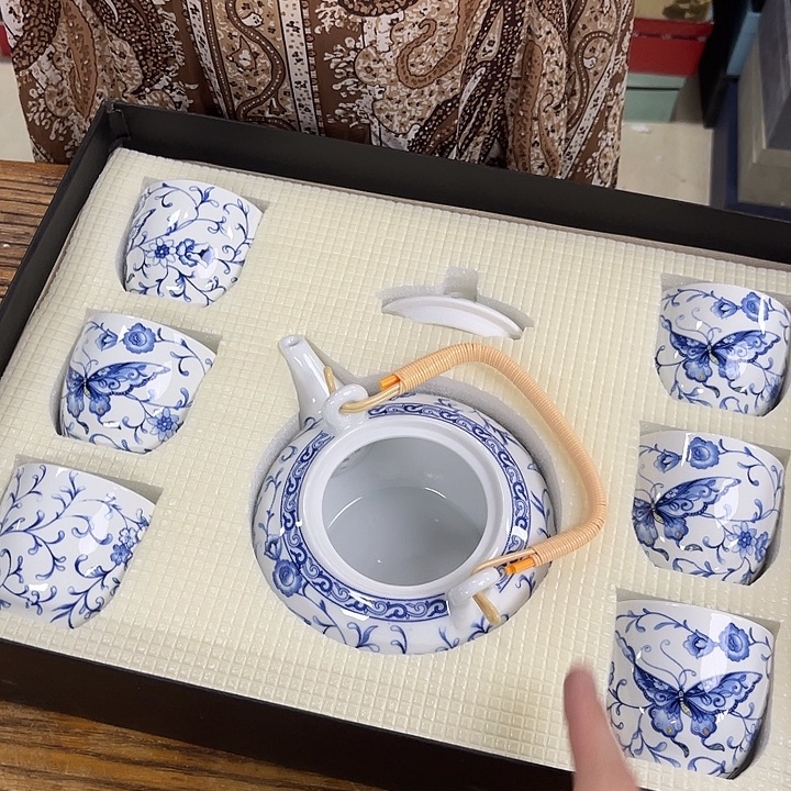 孤品茶具套装等。        