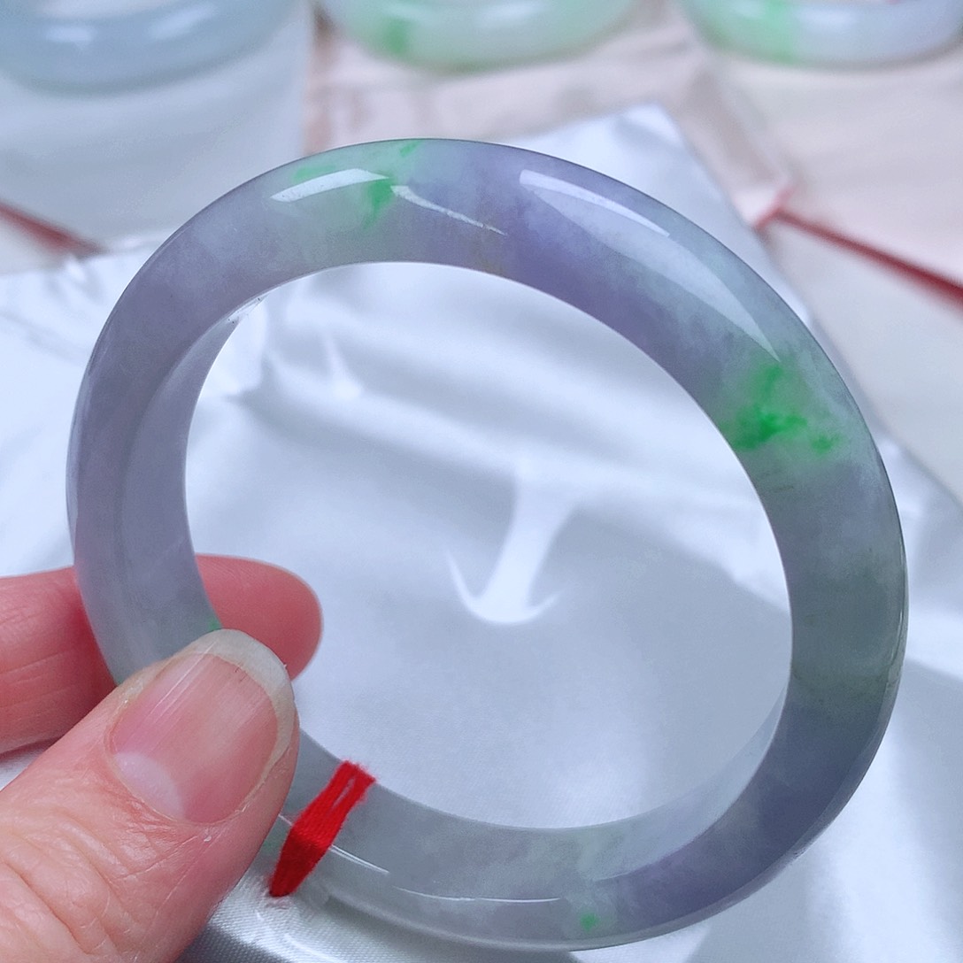 翡翠手镯未镶嵌。。