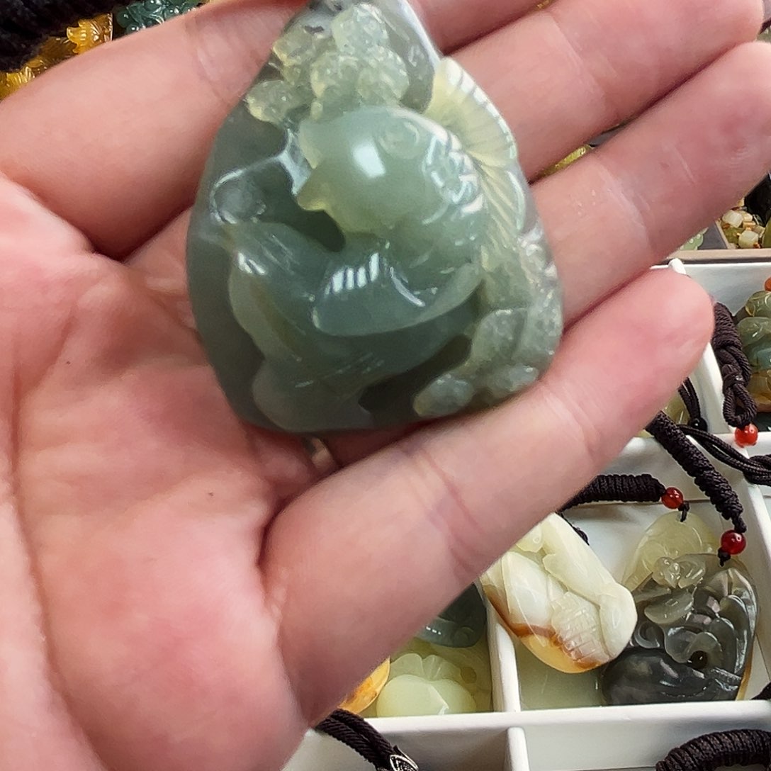 蛇纹石玉颈饰未镶嵌