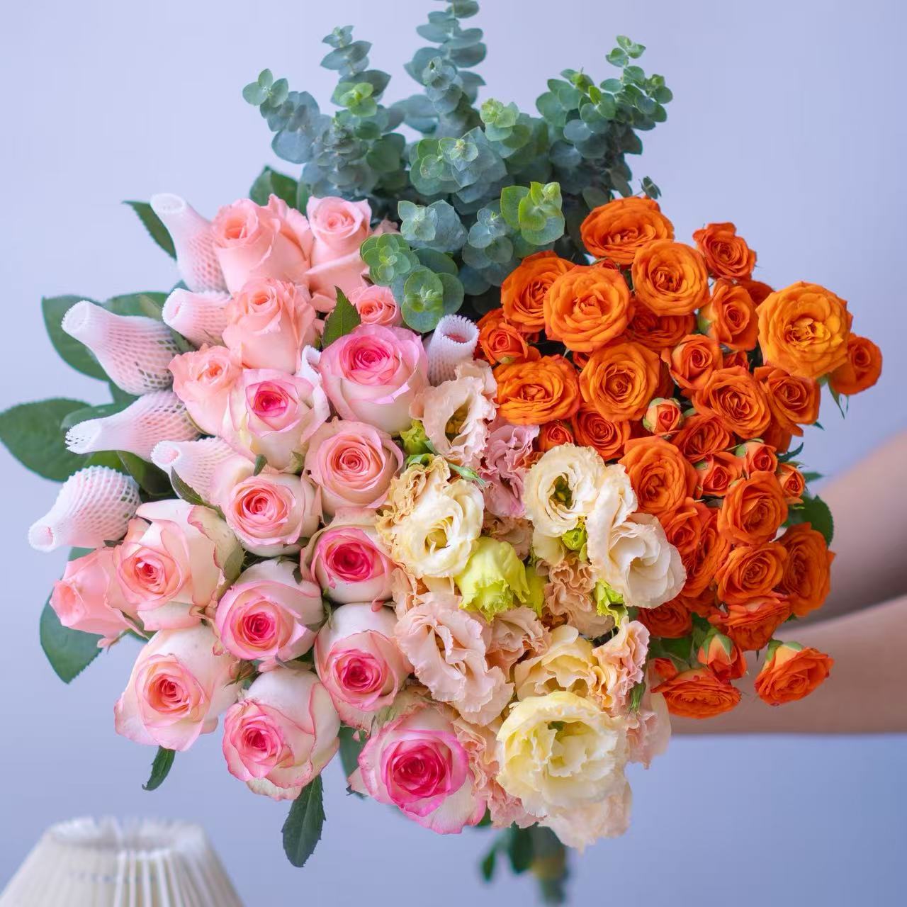 艾沙10枝+粉玫瑰10枝+洋结梗1扎+多头3枝+配草5枝