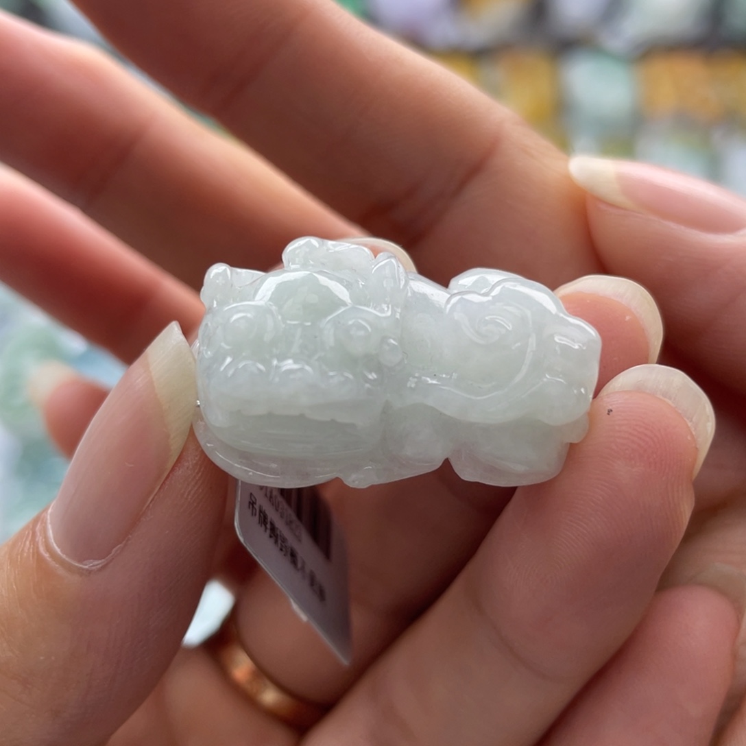 翡翠未镶嵌颈饰貔貅