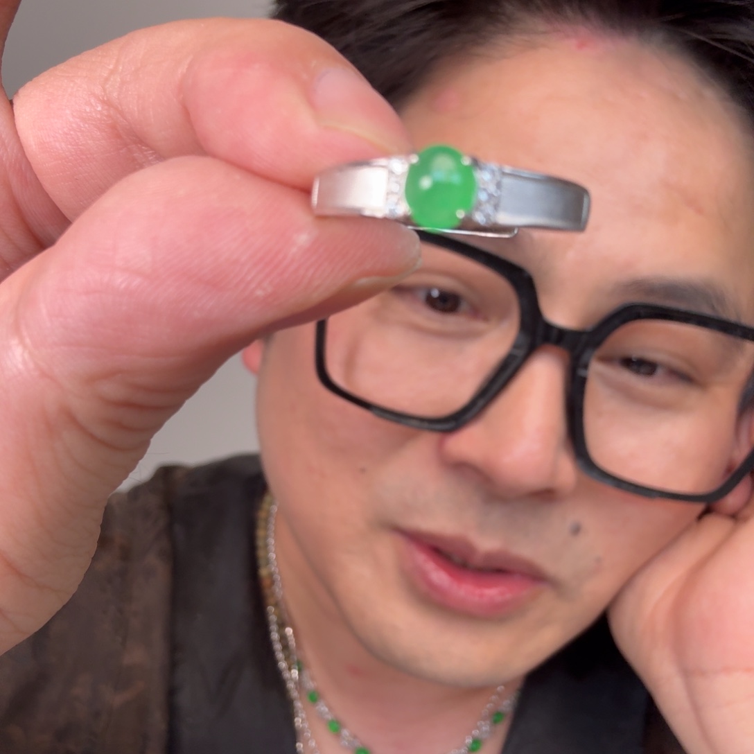 翡翠未镶嵌颈饰一件