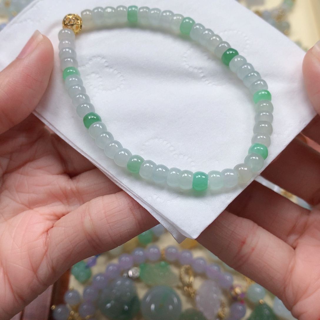 翡翠未镶嵌颈饰是