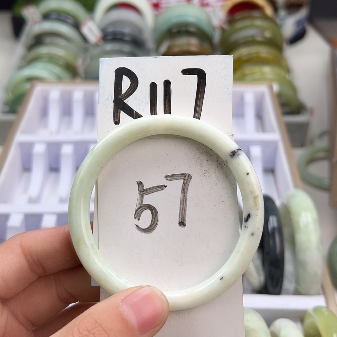 岫玉手镯未镶嵌天然岫玉微瑕，可以正常佩戴