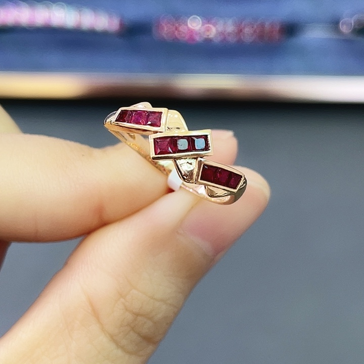 戒指18K金镶嵌红宝石0.80