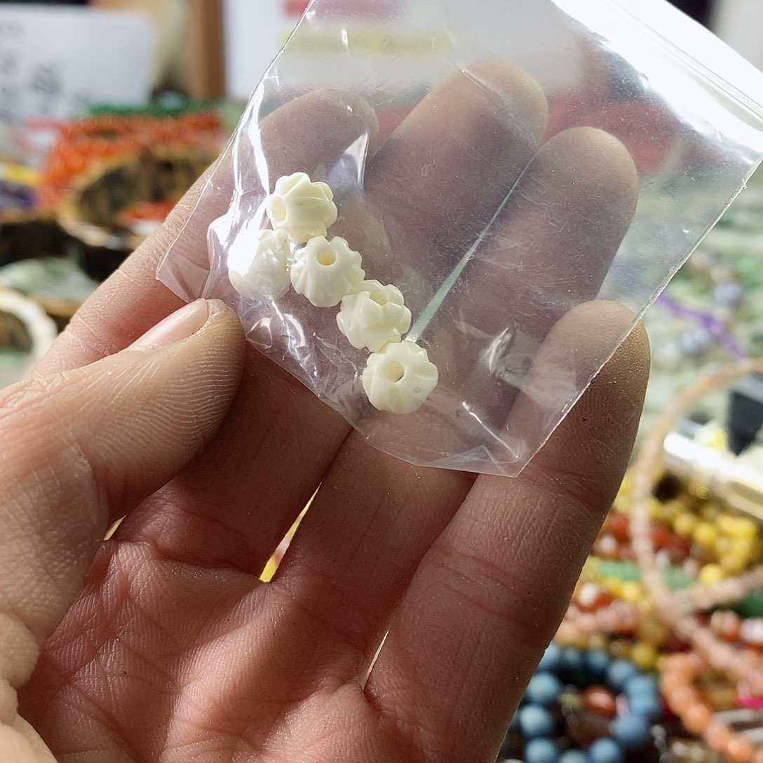 玛瑙/玉髓珠宝半成品合金五个8mm牛骨雕刻莲花天然