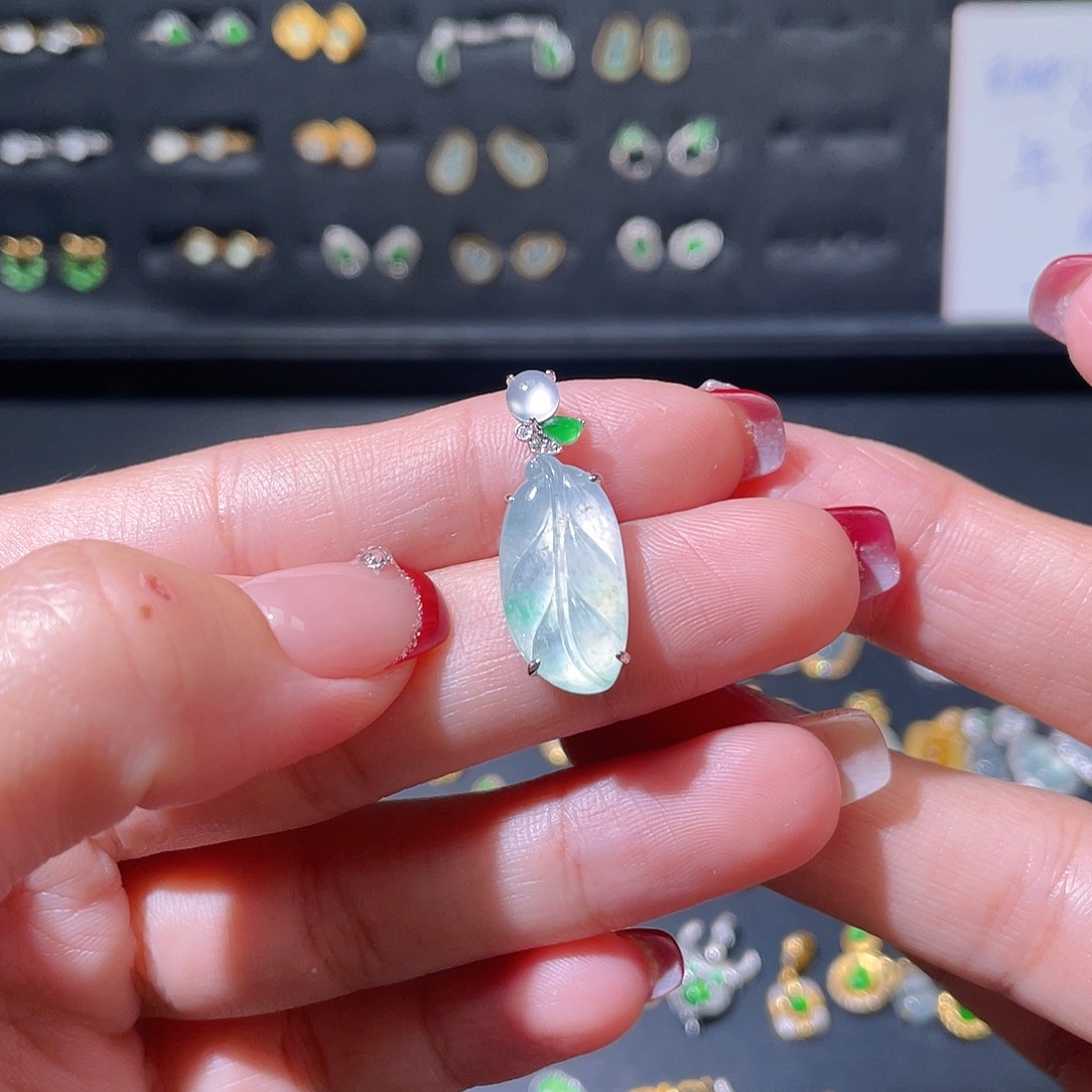 翡翠颈饰18K金镶嵌吊坠