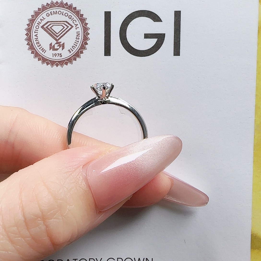 实验室培育钻石18K金镶嵌0.50，dvv2定制定做六爪