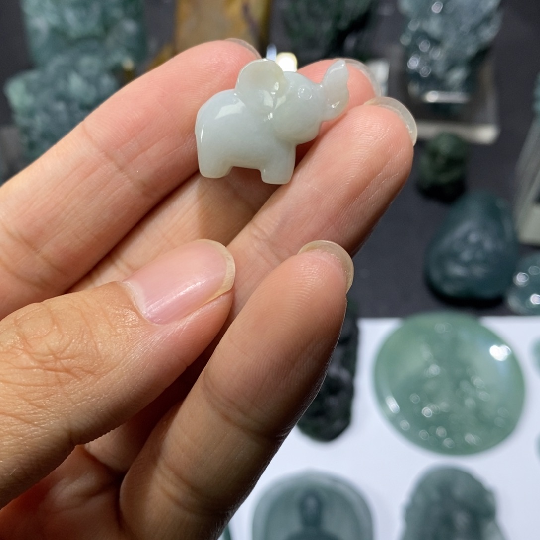 翡翠未镶嵌颈饰小白象