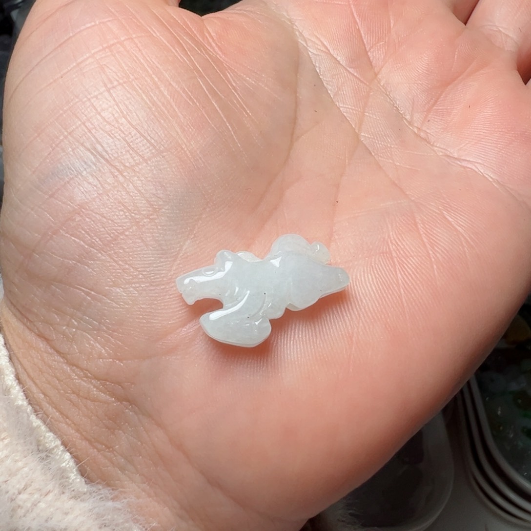 翡翠颈饰未镶嵌嘉**姐通孔马一个