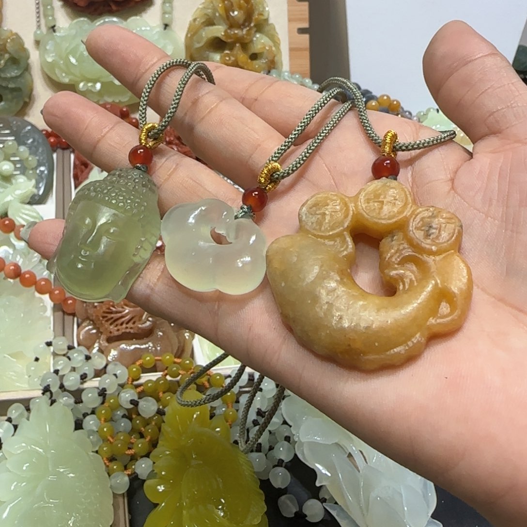 未镶嵌蛇纹石玉吊坠