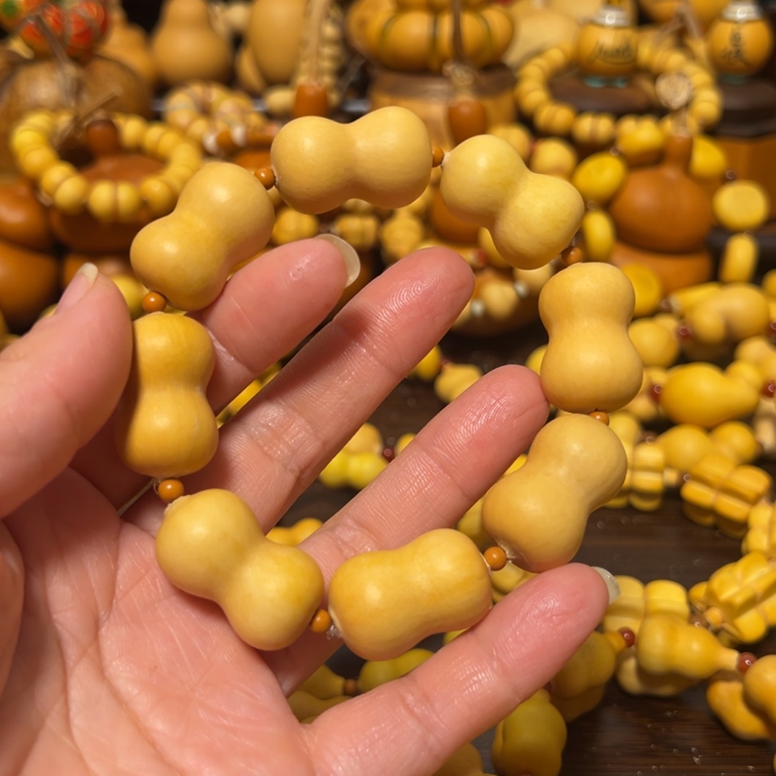 从***发陶瓷小葫芦骨头手串一个，