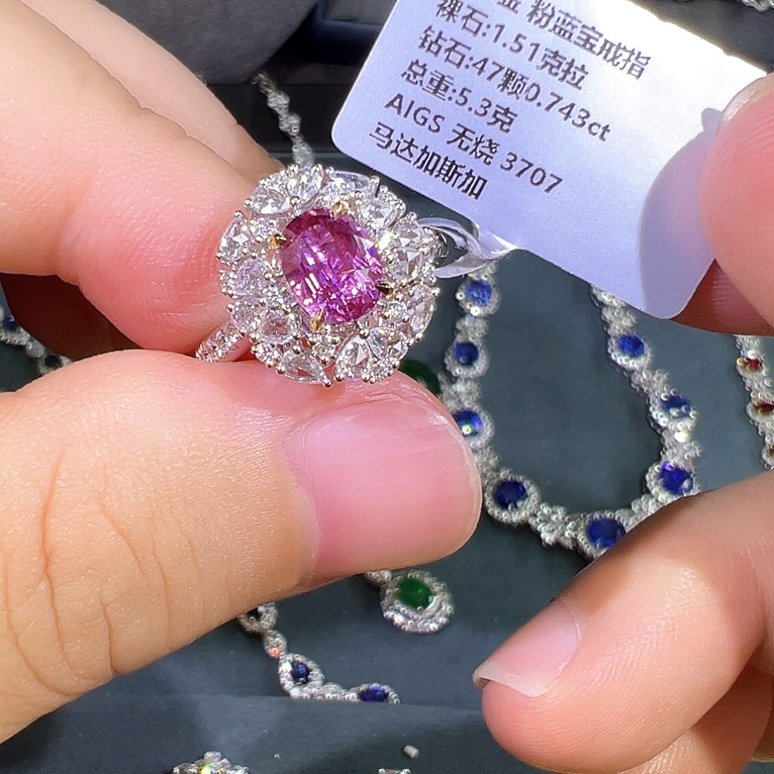 彩色蓝宝石戒指18K金镶嵌