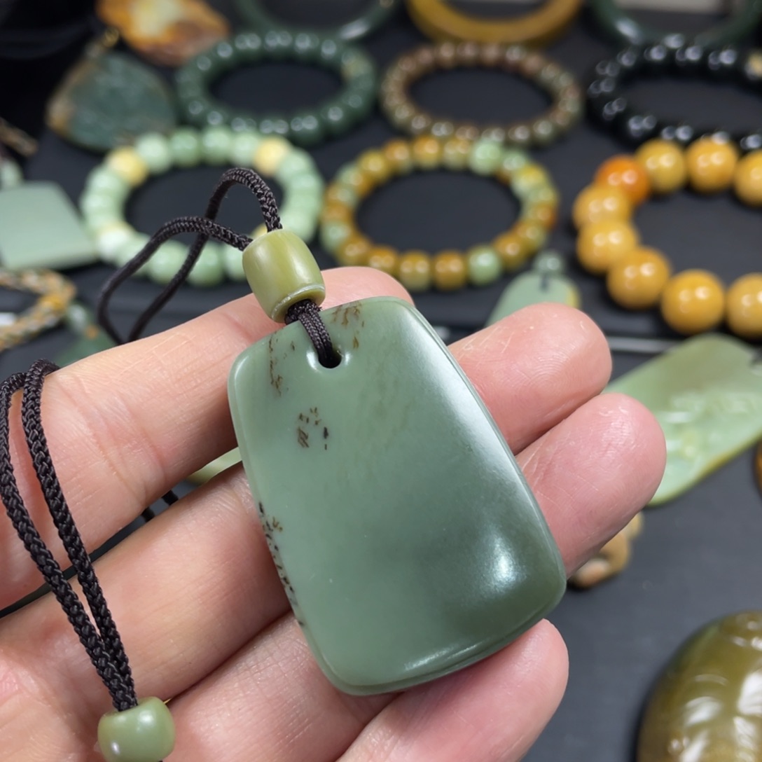 岫岩河磨玉（透闪石质玉）手链未镶嵌为**来