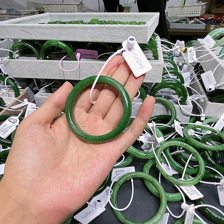 和田玉未镶嵌手镯