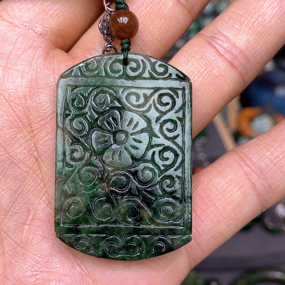 翡翠颈饰未镶嵌漂亮美眉