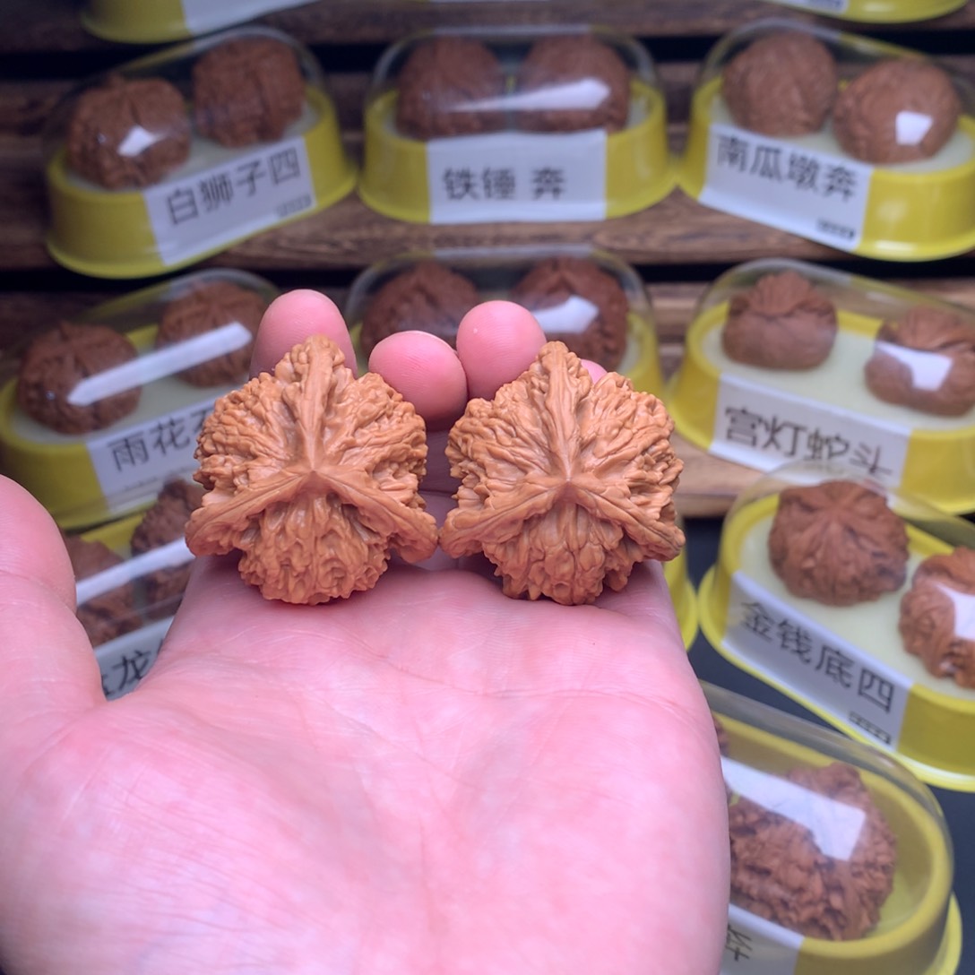 文玩核桃吊坠盘龙虎头