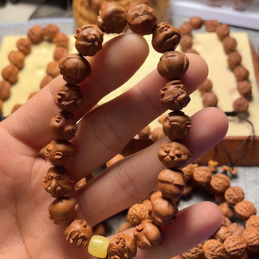 龙纹桃核雕刻怪脸罗汉