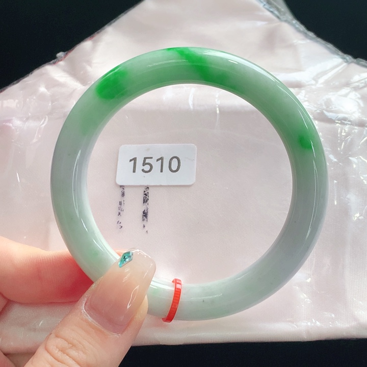 翡翠手镯未镶嵌天然翡翠手镯01。圆条