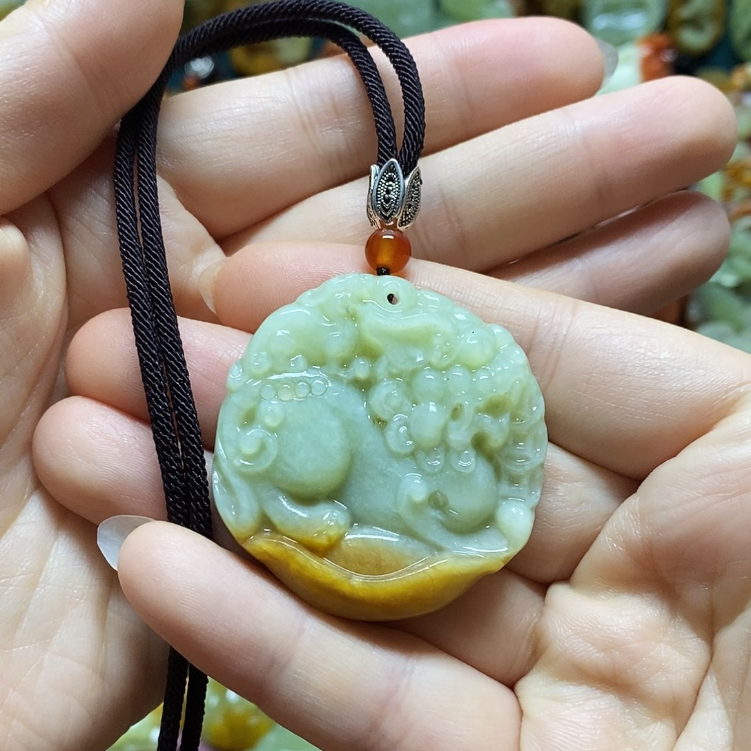 岫玉未镶嵌吊坠(赠链)