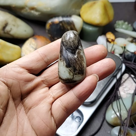 和田玉未镶嵌把件