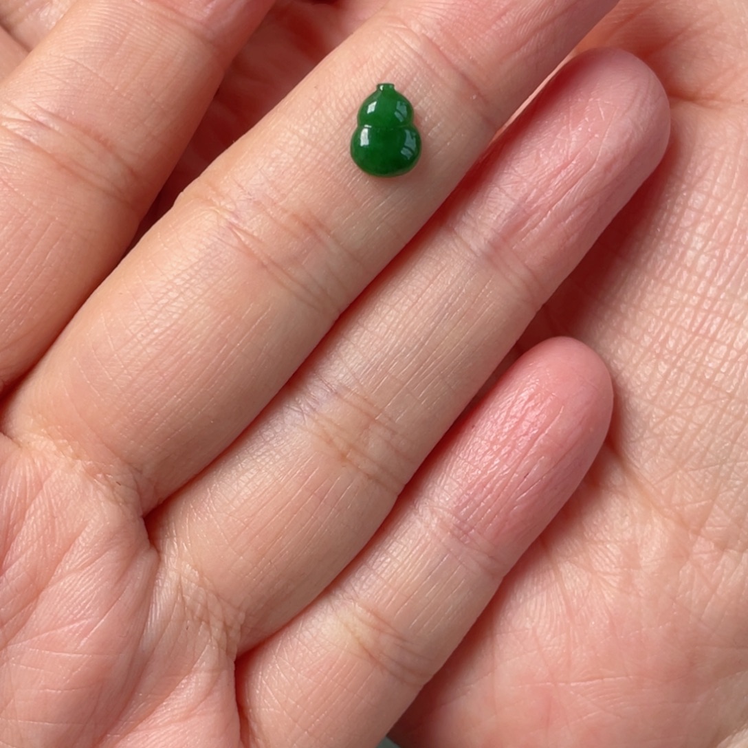 悦***己翡翠未镶嵌颈饰葫芦