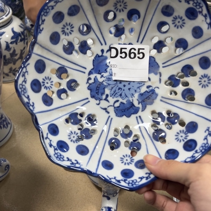 瓷片微瑕陶瓶。。。。。。。。。。。。。