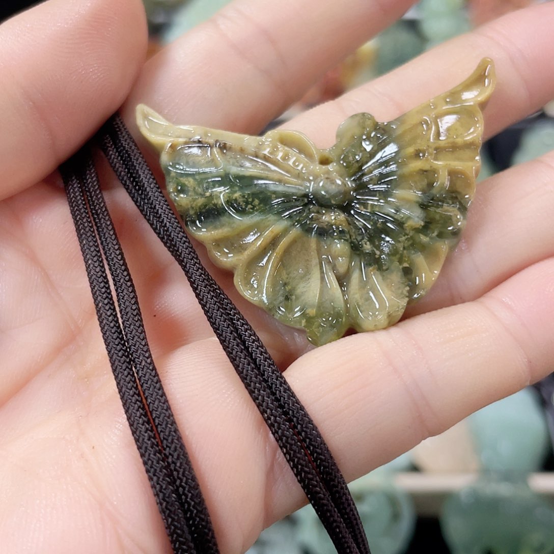 蛇纹石玉颈饰未镶嵌