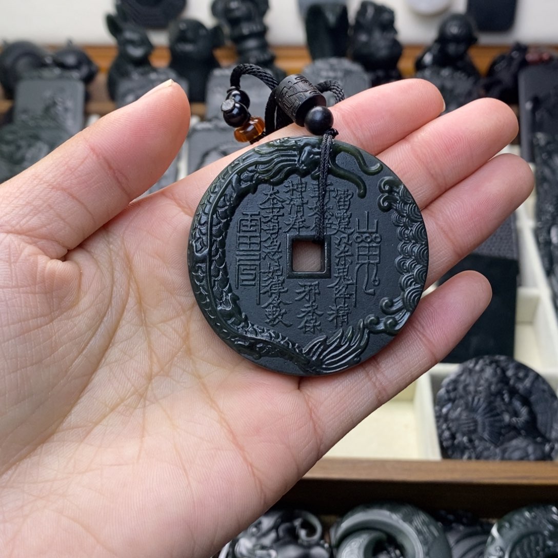 神***鹰和田玉未镶嵌颈饰