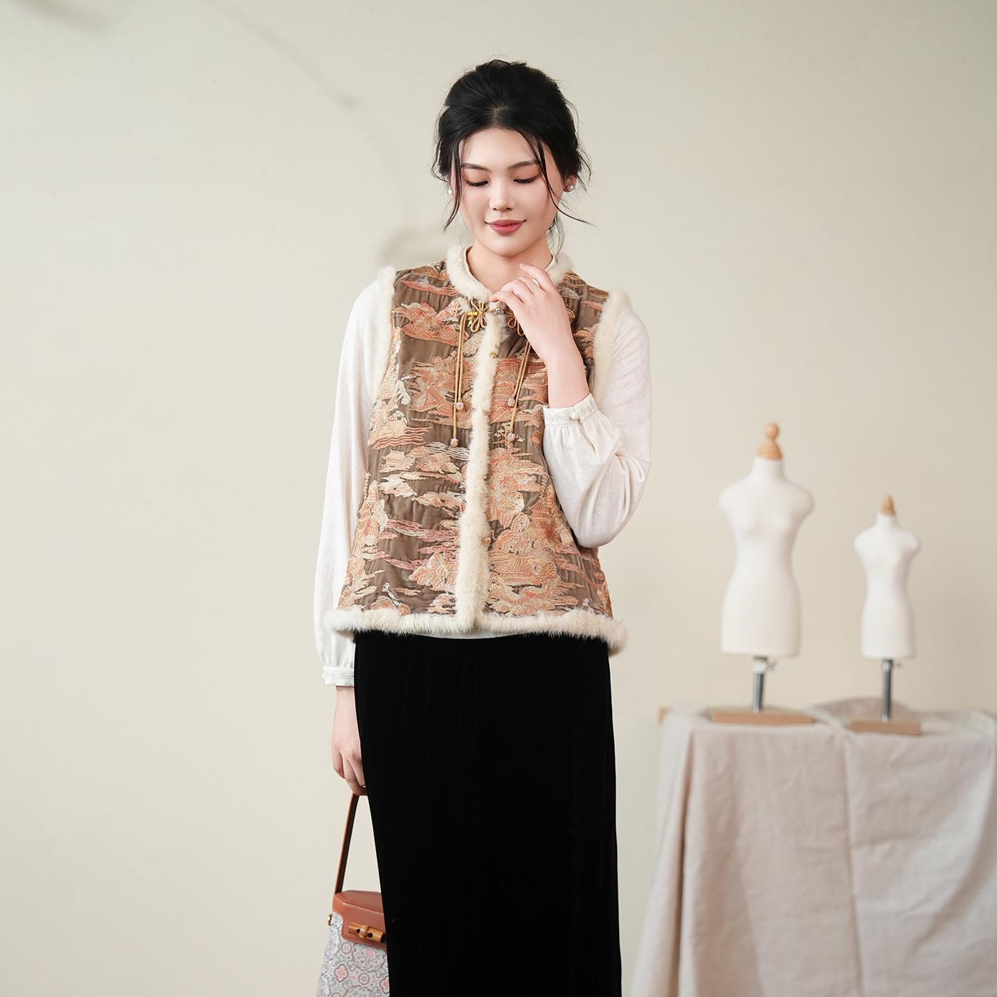 布符「灰富春山居满绣流苏扣马甲」2025年冬季国风女马夹MDMJ13