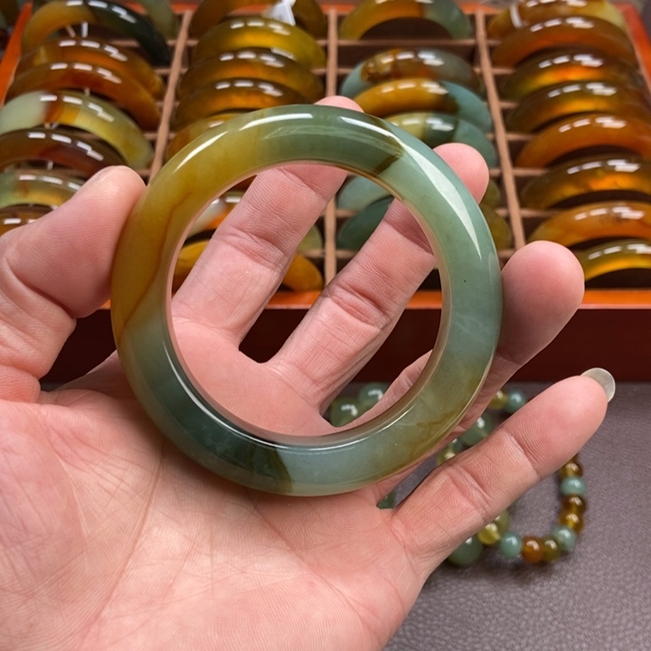 蛇纹石玉手镯未镶嵌稍**静