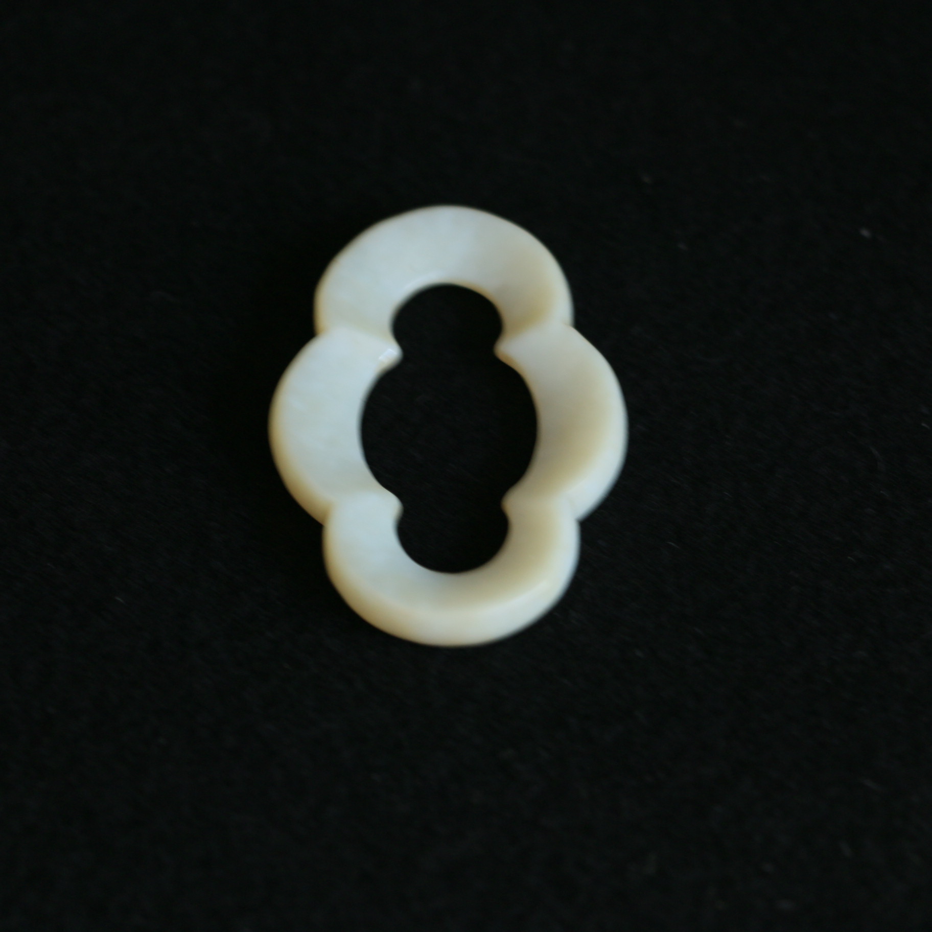 13F92清 白玉镂空雕海棠环