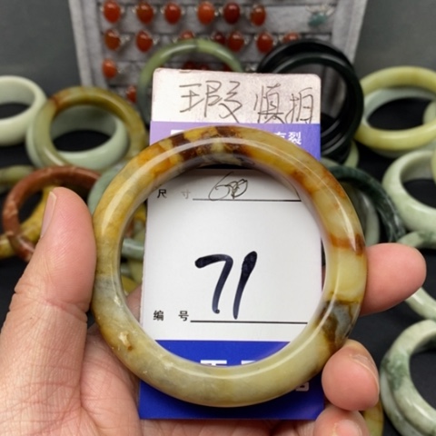 蛇纹石玉手镯未镶嵌