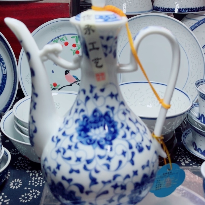 青花玲珑酒壶缠枝莲