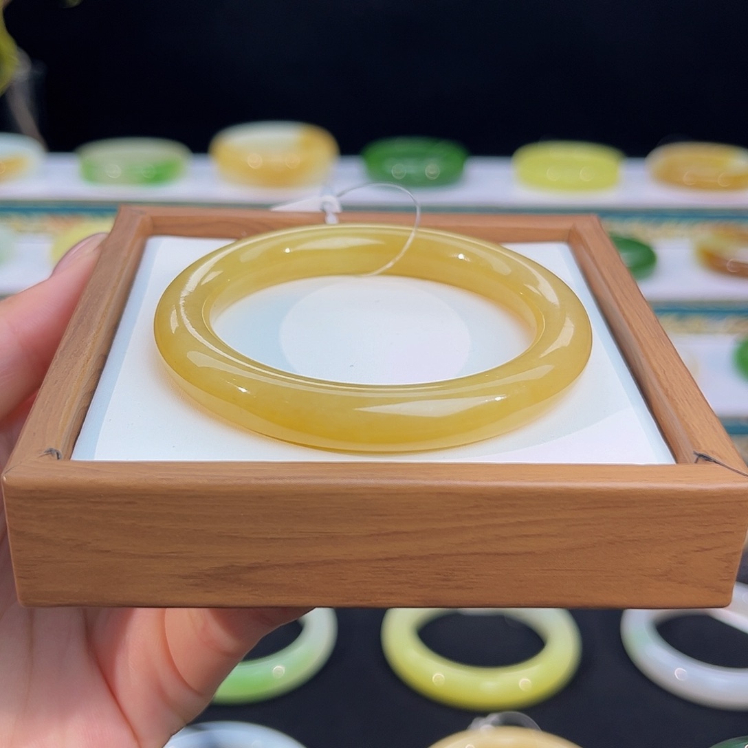 未镶嵌手镯和田玉黄糖手镯