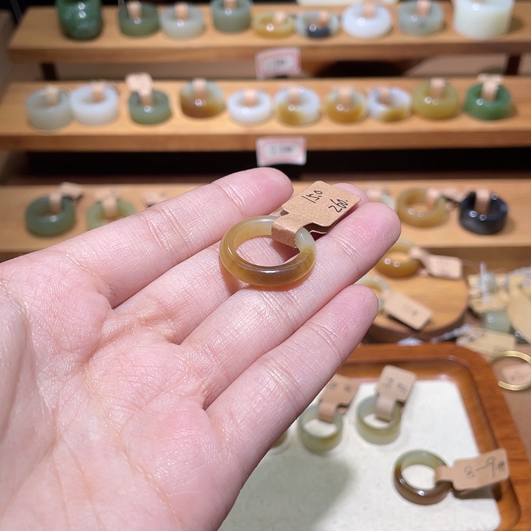 苹***果和田玉未镶嵌戒指15