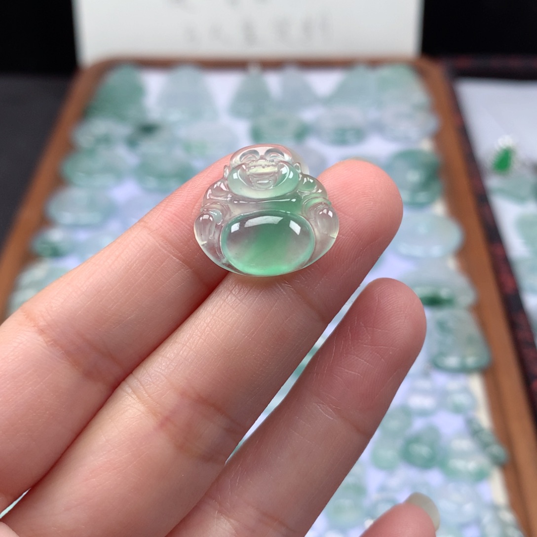 颈饰未镶嵌翡翠冰种飘阳绿佛公