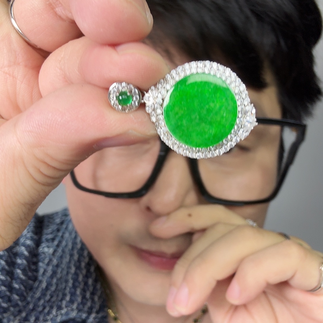 翡翠未镶嵌颈饰一件