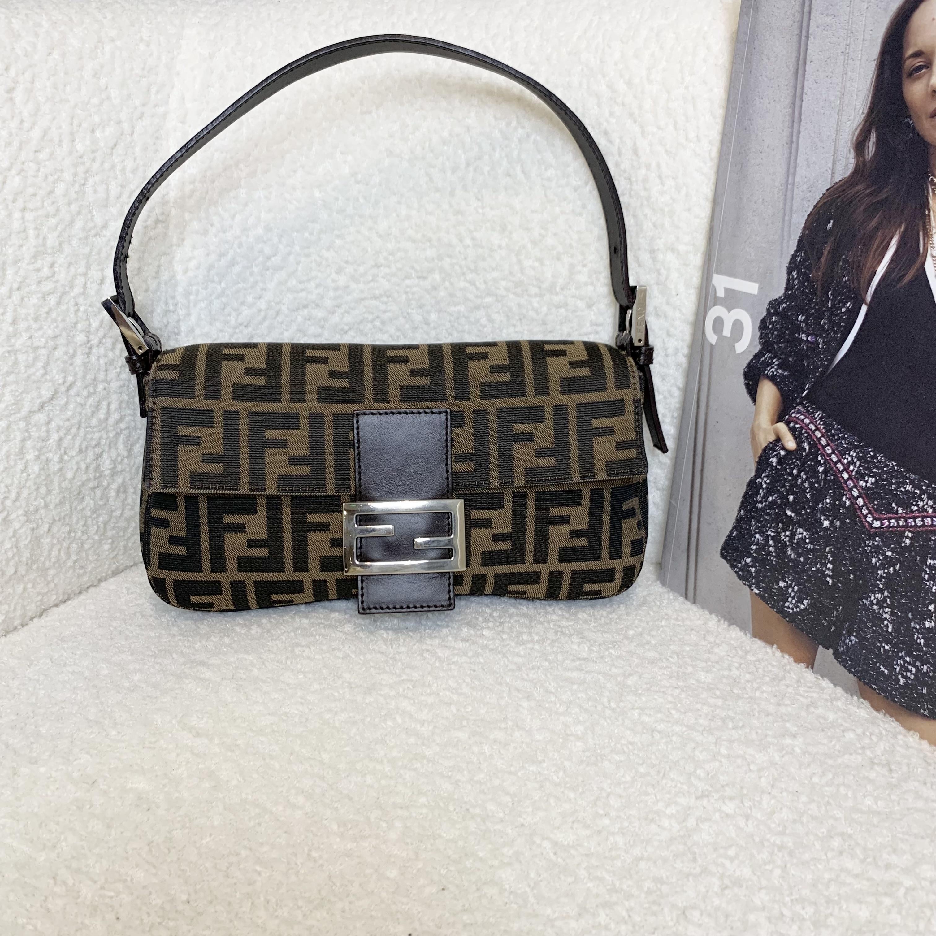 95新 FENDI/芬迪 壹臻/老花帆布拼皮法棍包 / 11814390