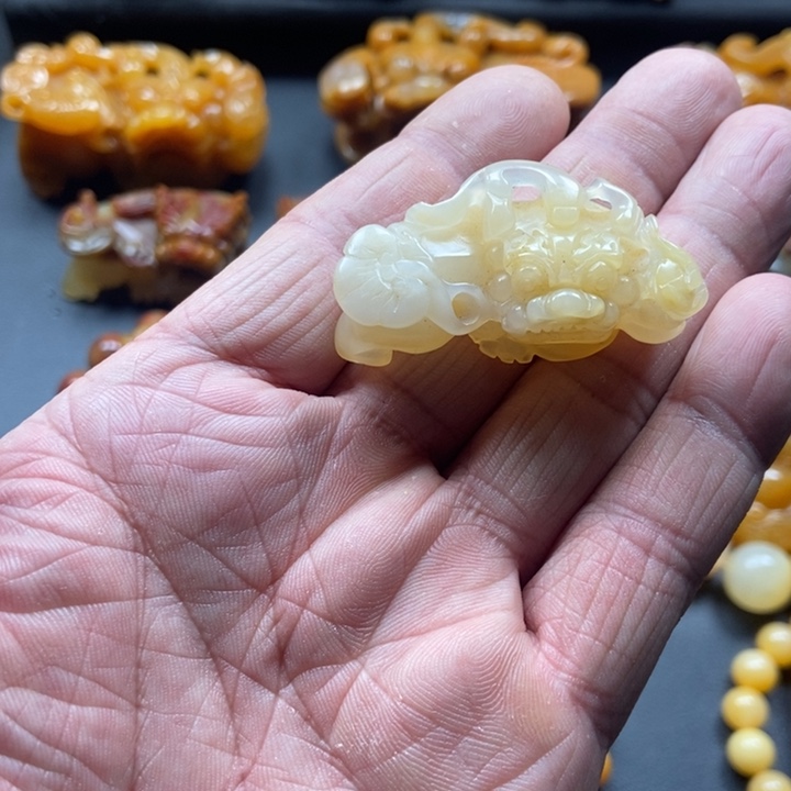 石英质玉（黄龙玉）未镶嵌颈饰